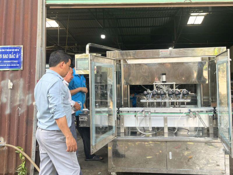 Sử dụng máy chiết rót trong sản xuất nâng cao chất lượng sản phẩm