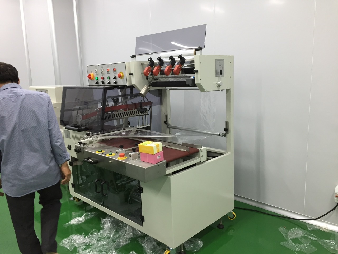 Thi công lắp máy cắt và co màng tại xưởng khách hàng