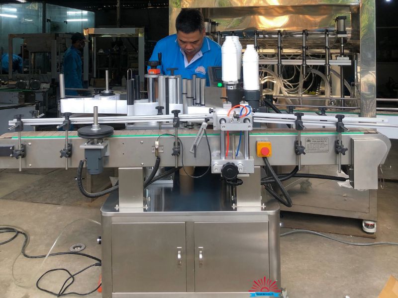 MÁY DÁN NHÃN CHAI VUÔNG TỰ ĐỘNG