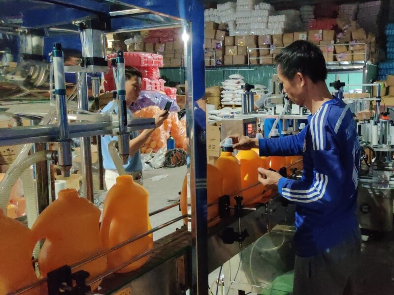 Dây chuyền chiết rót 4 vòi- siết nắp- dán nhãn chai