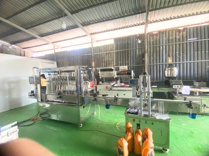 Dây chuyền chiết rót 4 vòi- siết nắp- dán nhãn chai