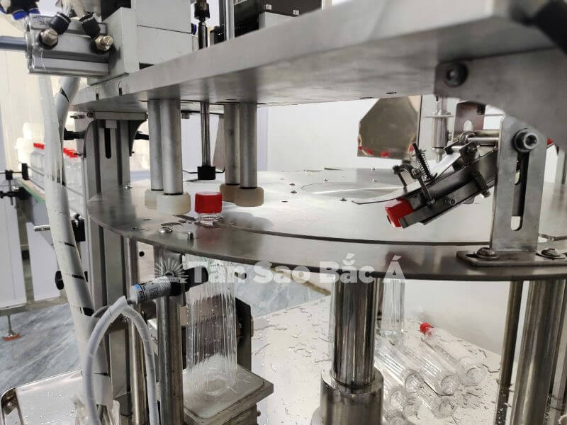 máy chiết rót đóng nắp tự động (4)