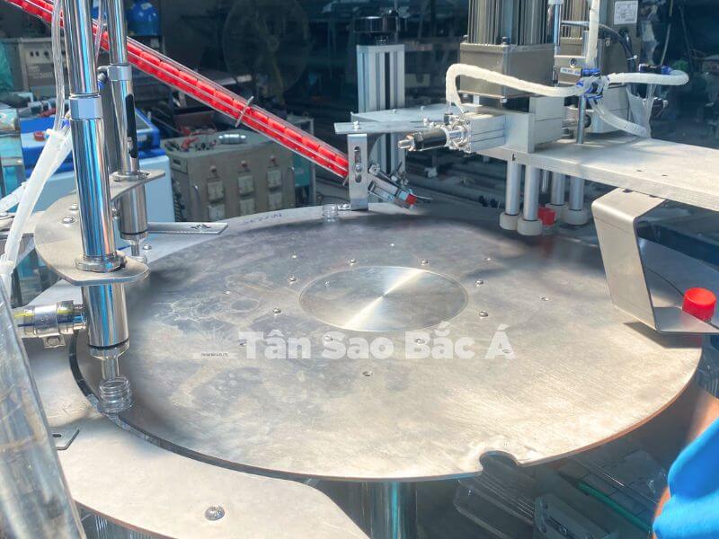 máy chiết rót đóng nắp tự động (6)